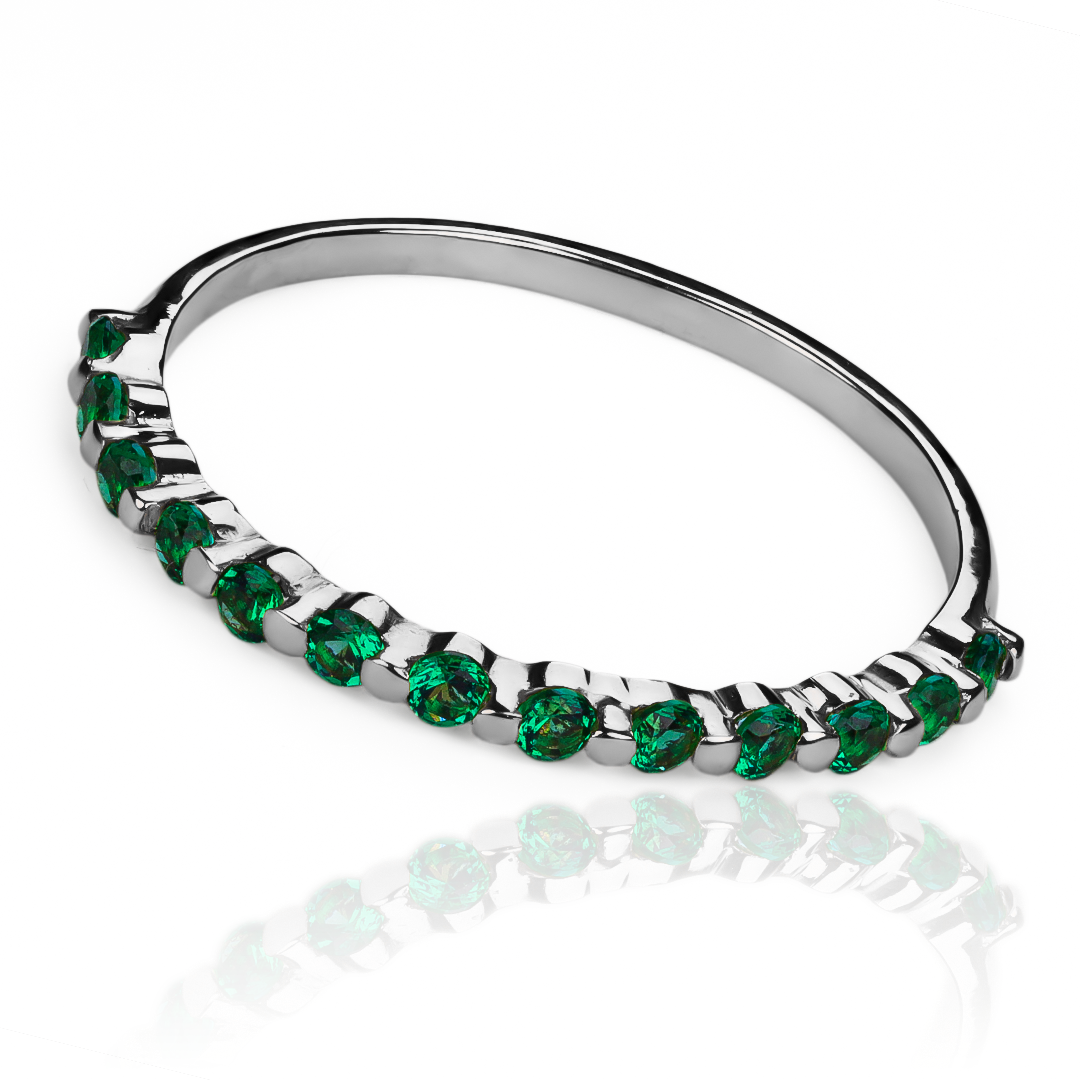 anillo cristales seguidos JC green. Fabricado con joyería caracas y oro 18k de alta calidad, garantizamos una pieza que te acompañará toda la vida.