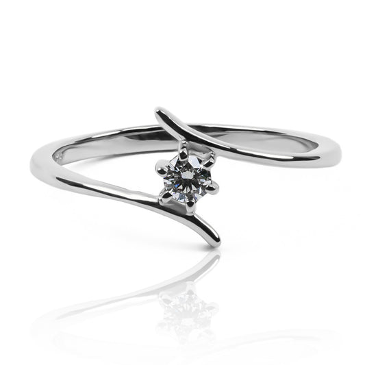 Anillo de compromiso Crossed de Joyería Caracas, hecho en oro 18k y acompañado de un certificado de calidad y garantía para toda la vida.