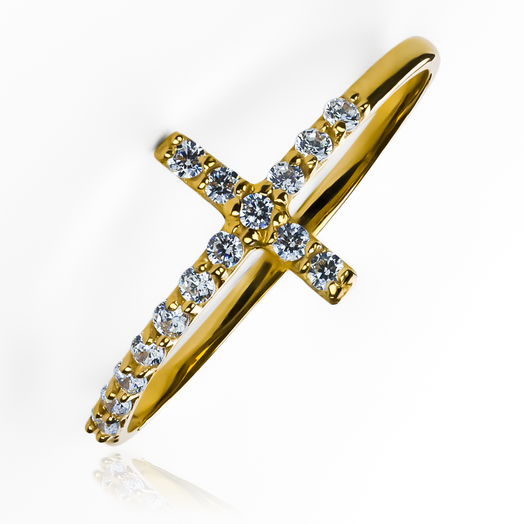 Anillo cruz cristal, elaborado en Joyería Caracas y bañado en oro 18k. Nuestro diseño exclusivo y la garantía de por vida.