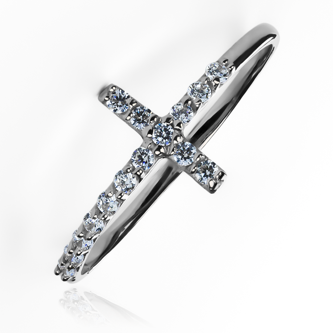 Anillo cruz cristal, elaborado en Joyería Caracas y bañado en oro 18k. Nuestro diseño exclusivo y la garantía de por vida.