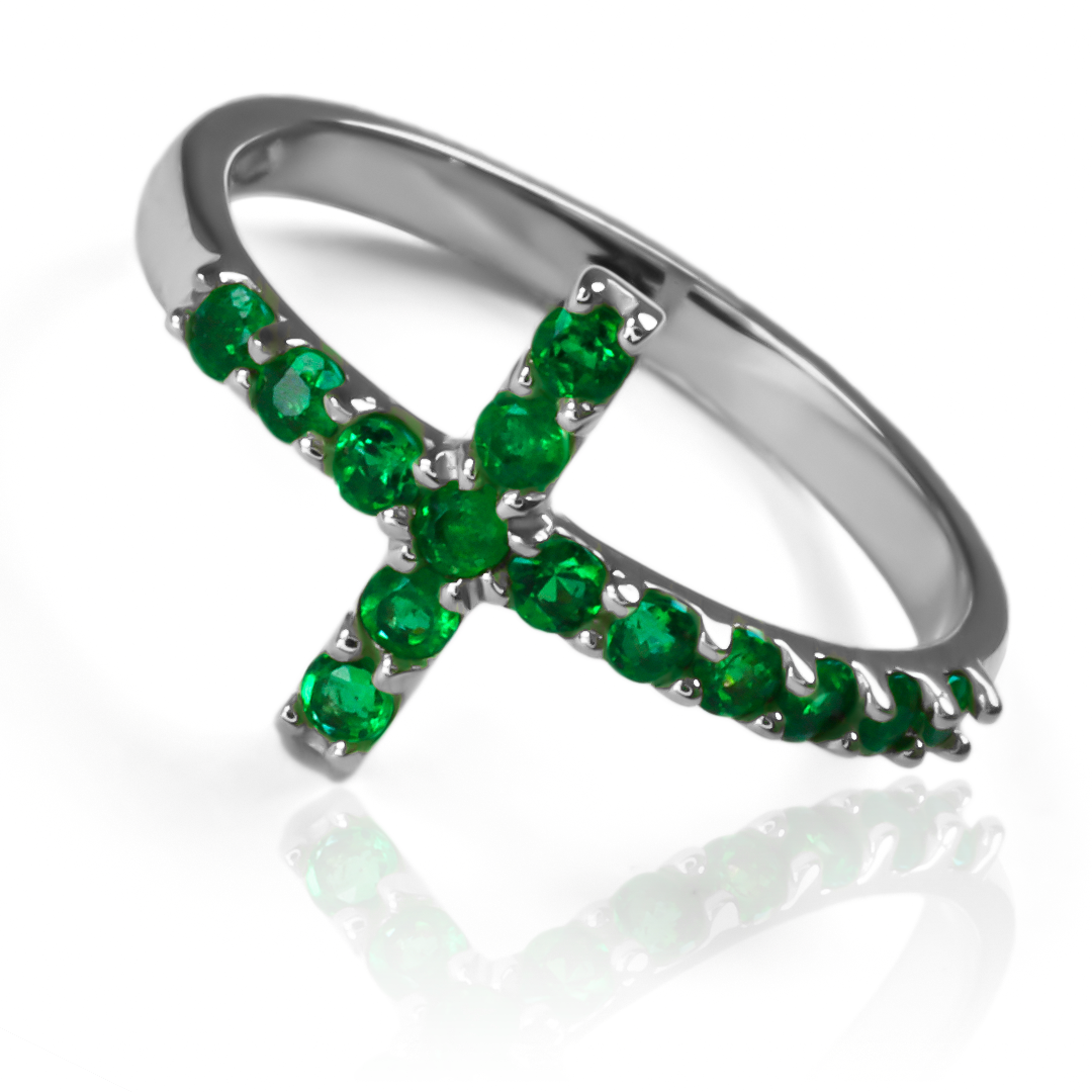 Anillo cruz esmeraldas L. Hecho de Joyería Caracas y oro 18k para una pieza de lujo eterno. Incluye esmeraldas L y garantía para toda la vida.