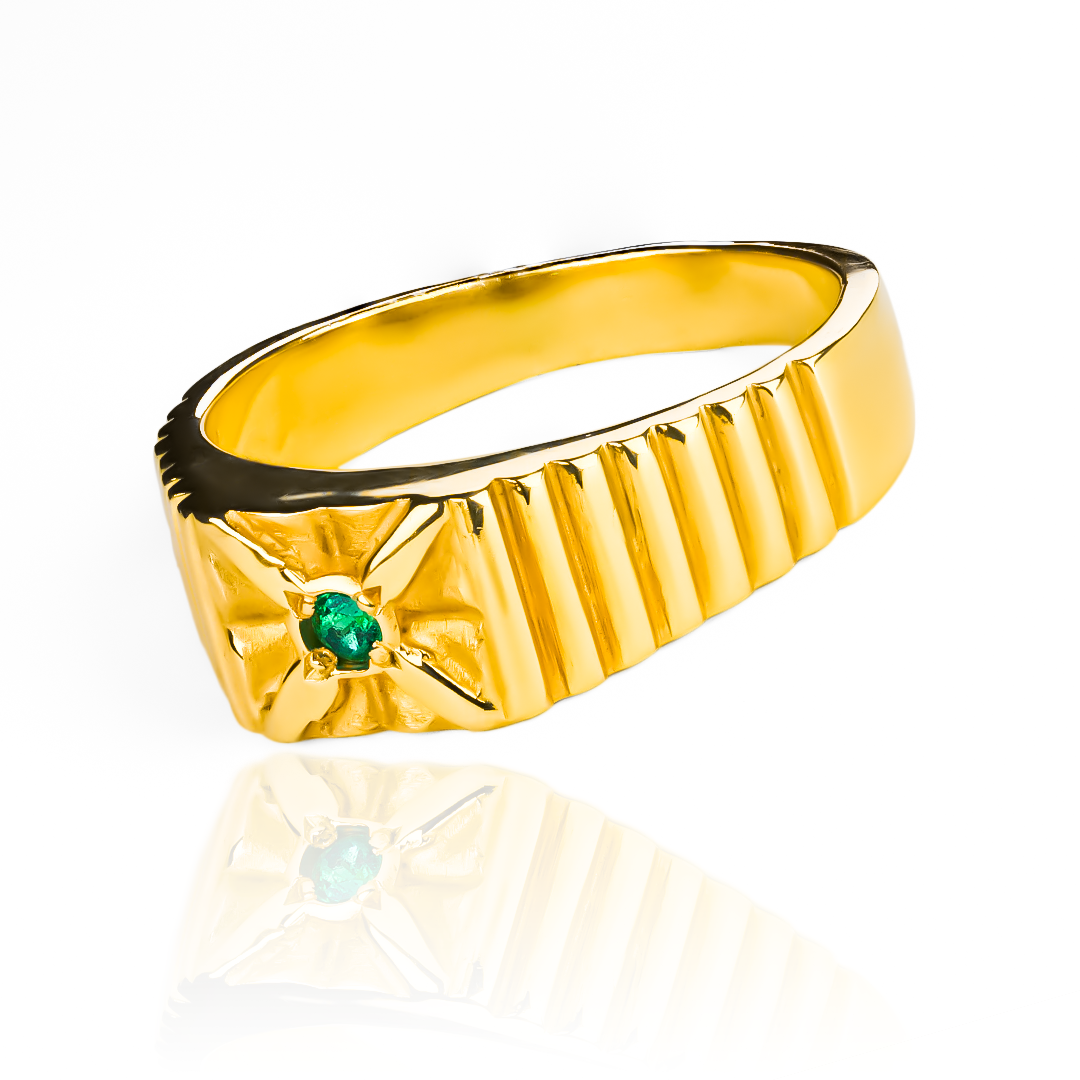 En Joyería Caracas, nuestro Anillo cruz H esmeralda J es una obra de arte con su diseño exclusivo y en oro 18k. Con garantía para toda la vida.