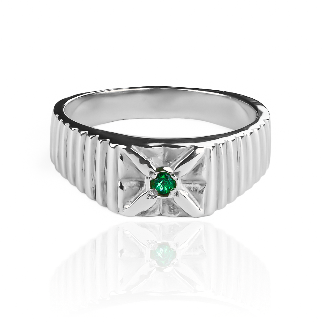 En Joyería Caracas, nuestro Anillo cruz H esmeralda J es una obra de arte con su diseño exclusivo y en oro 18k. Con garantía para toda la vida.