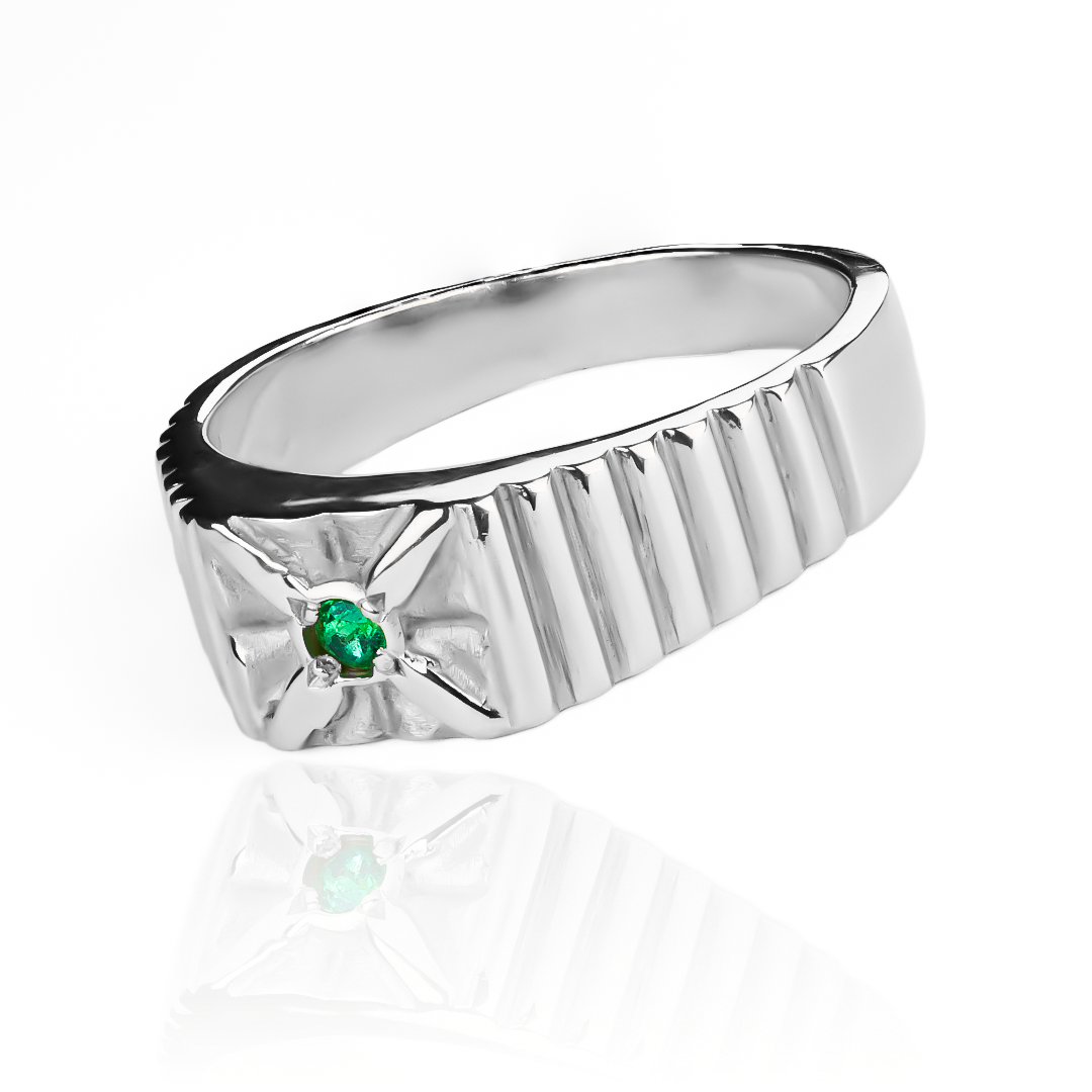 En Joyería Caracas, nuestro Anillo cruz H esmeralda J es una obra de arte con su diseño exclusivo y en oro 18k. Con garantía para toda la vida.
