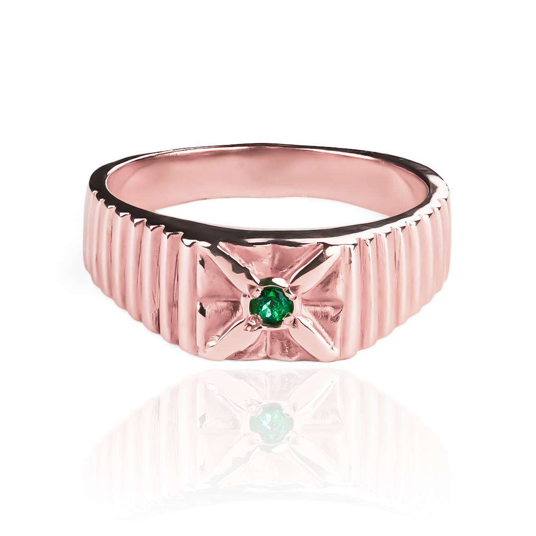 En Joyería Caracas, nuestro Anillo cruz H esmeralda J es una obra de arte con su diseño exclusivo y en oro 18k. Con garantía para toda la vida.