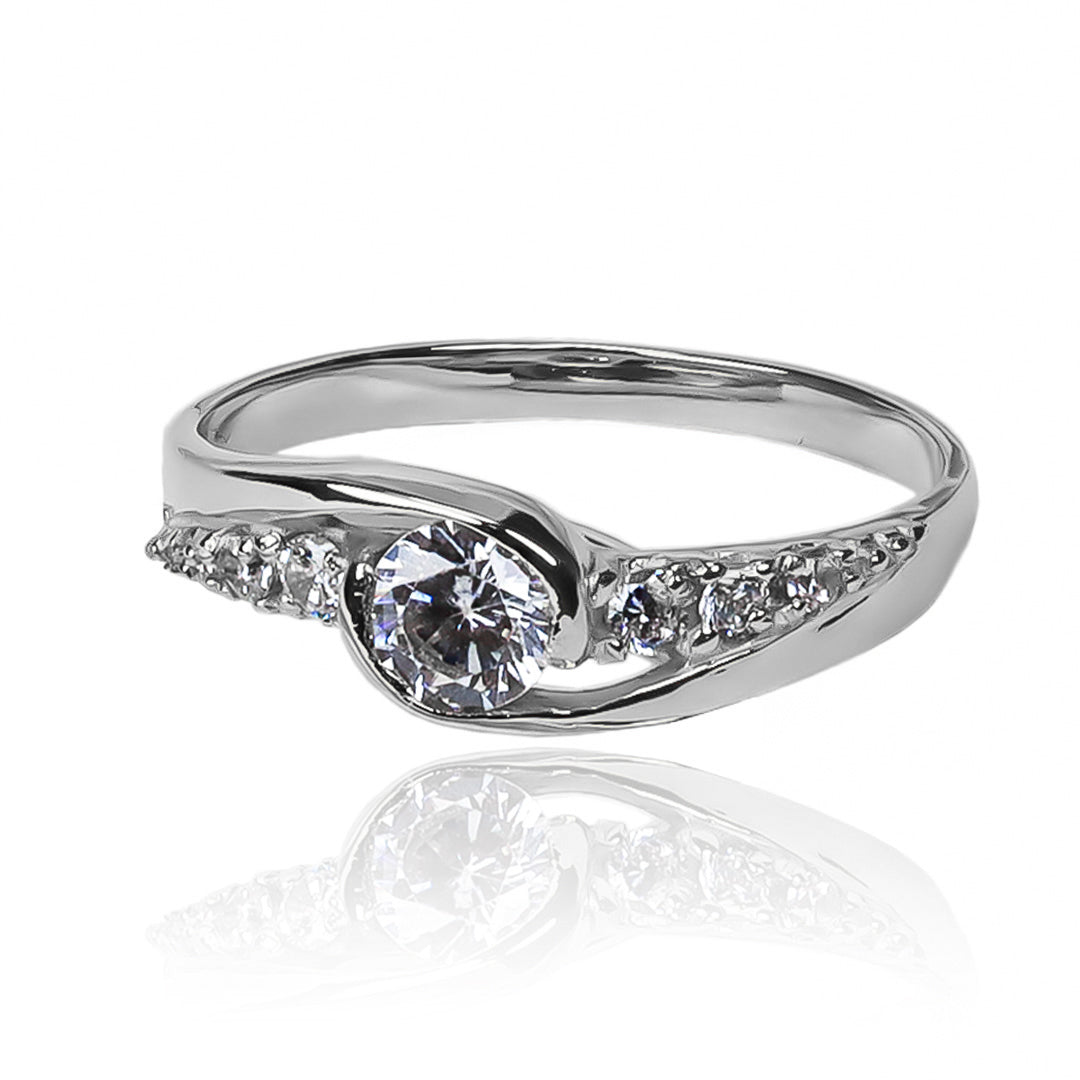 Anillo de compromiso Crystal Wave. Fabricado en oro 18k de Joyería Caracas viene acompañado de un certificado de calidad y garantía de por vida.