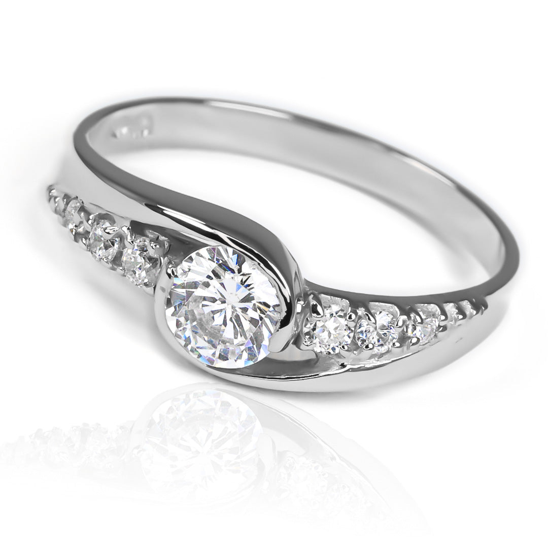 Anillo de compromiso Crystal Wave. Fabricado en oro 18k de Joyería Caracas viene acompañado de un certificado de calidad y garantía de por vida.