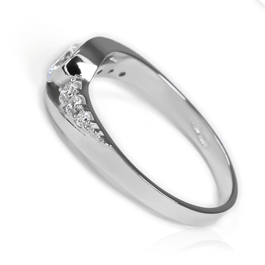 Anillo de compromiso Crystal Wave. Fabricado en oro 18k de Joyería Caracas viene acompañado de un certificado de calidad y garantía de por vida.