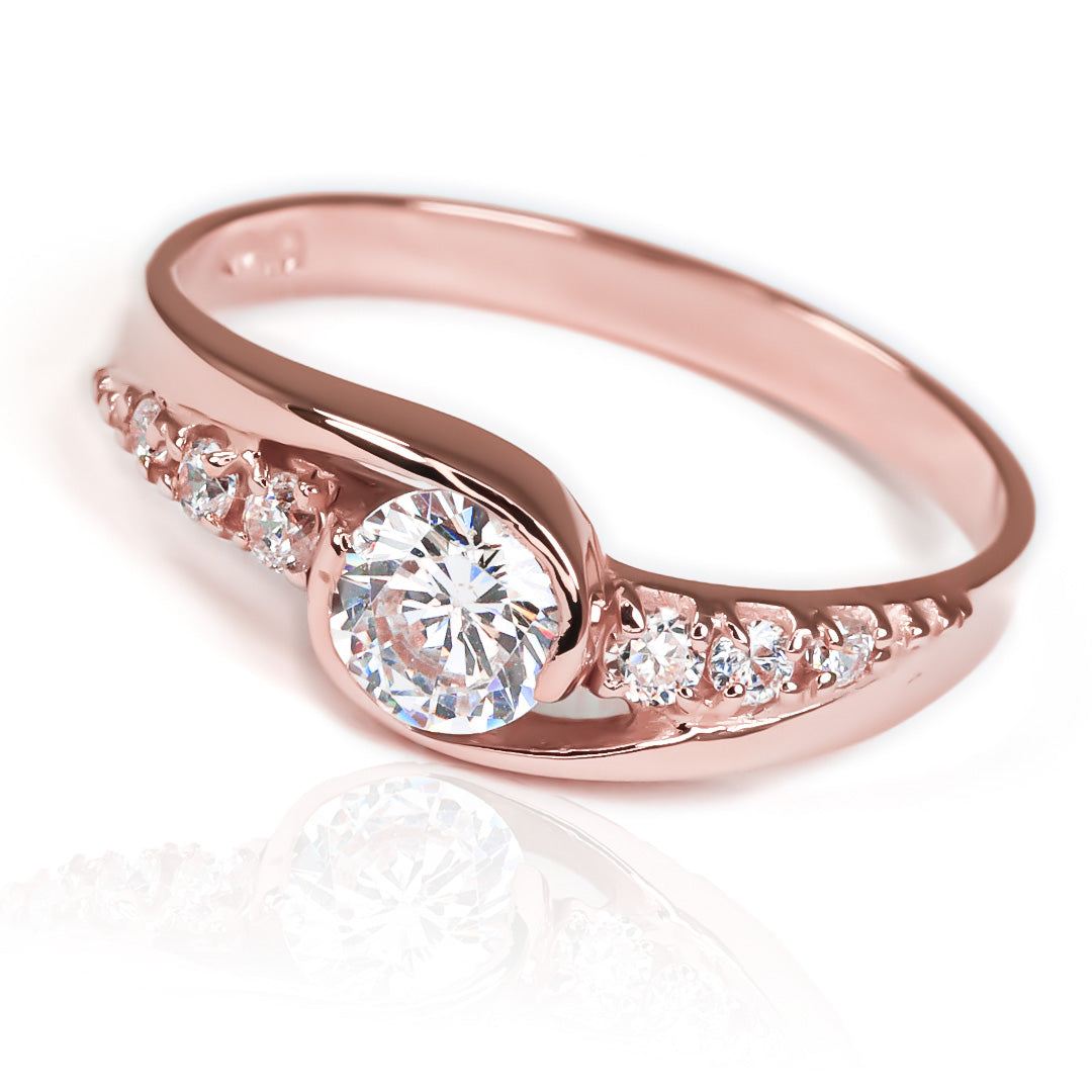Anillo de compromiso Crystal Wave. Fabricado en oro 18k de Joyería Caracas viene acompañado de un certificado de calidad y garantía de por vida.