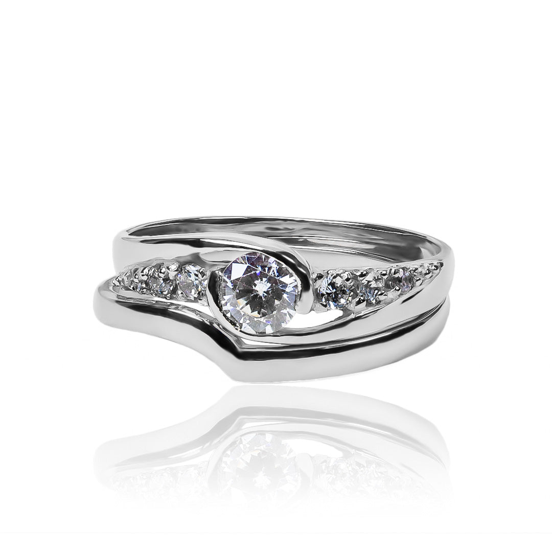 Anillo de compromiso crystal wave + pisargolla. Fabricado en oro 18 k, en Joyería Caracas viene con un certificado de calidad y garantía de por vida.