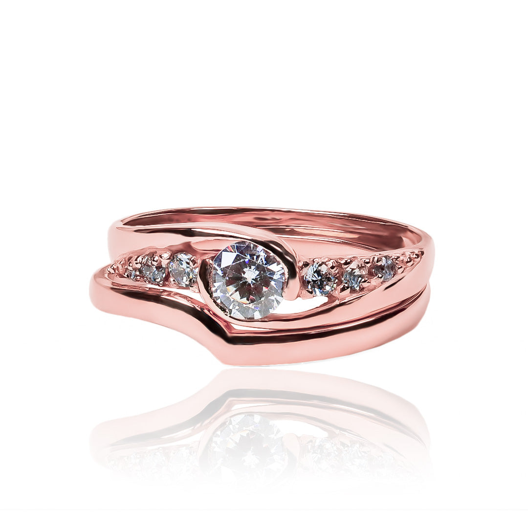 Anillo de compromiso crystal wave + pisargolla. Fabricado en oro 18 k, en Joyería Caracas viene con un certificado de calidad y garantía de por vida.