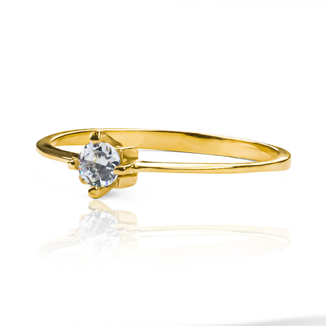 Anillo de compromiso cuchilla style. Diseñado en Joyería Caracas en oro 18k y cuenta con certificado de calidad y garantía de por vida.