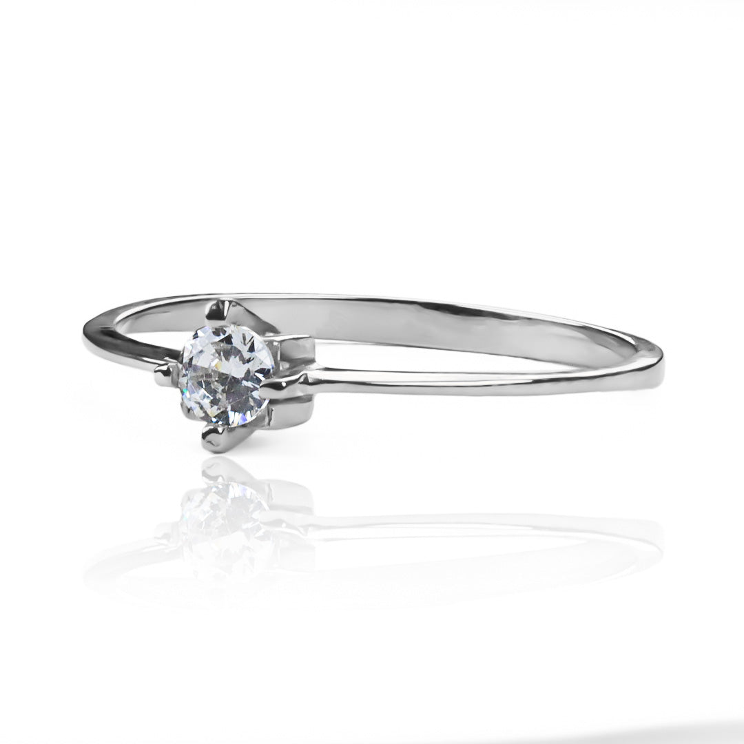 Anillo de compromiso cuchilla style. Diseñado en Joyería Caracas en oro 18k y cuenta con certificado de calidad y garantía de por vida.