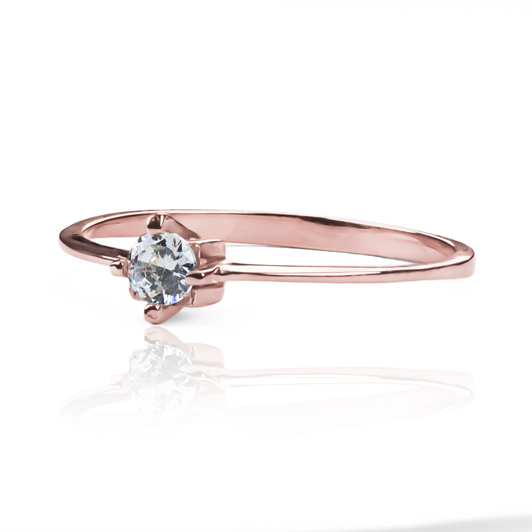 Anillo de compromiso cuchilla style. Diseñado en Joyería Caracas en oro 18k y cuenta con certificado de calidad y garantía de por vida.