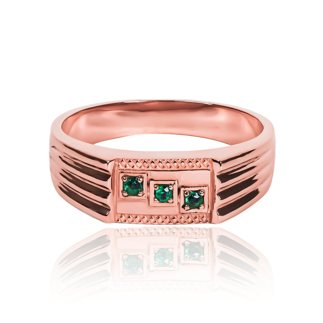 Anillo diagonal emerald de Joyería Caracas. Con su diseño único, realizado en oro 18k, y la garantía de por vida que ofrece.