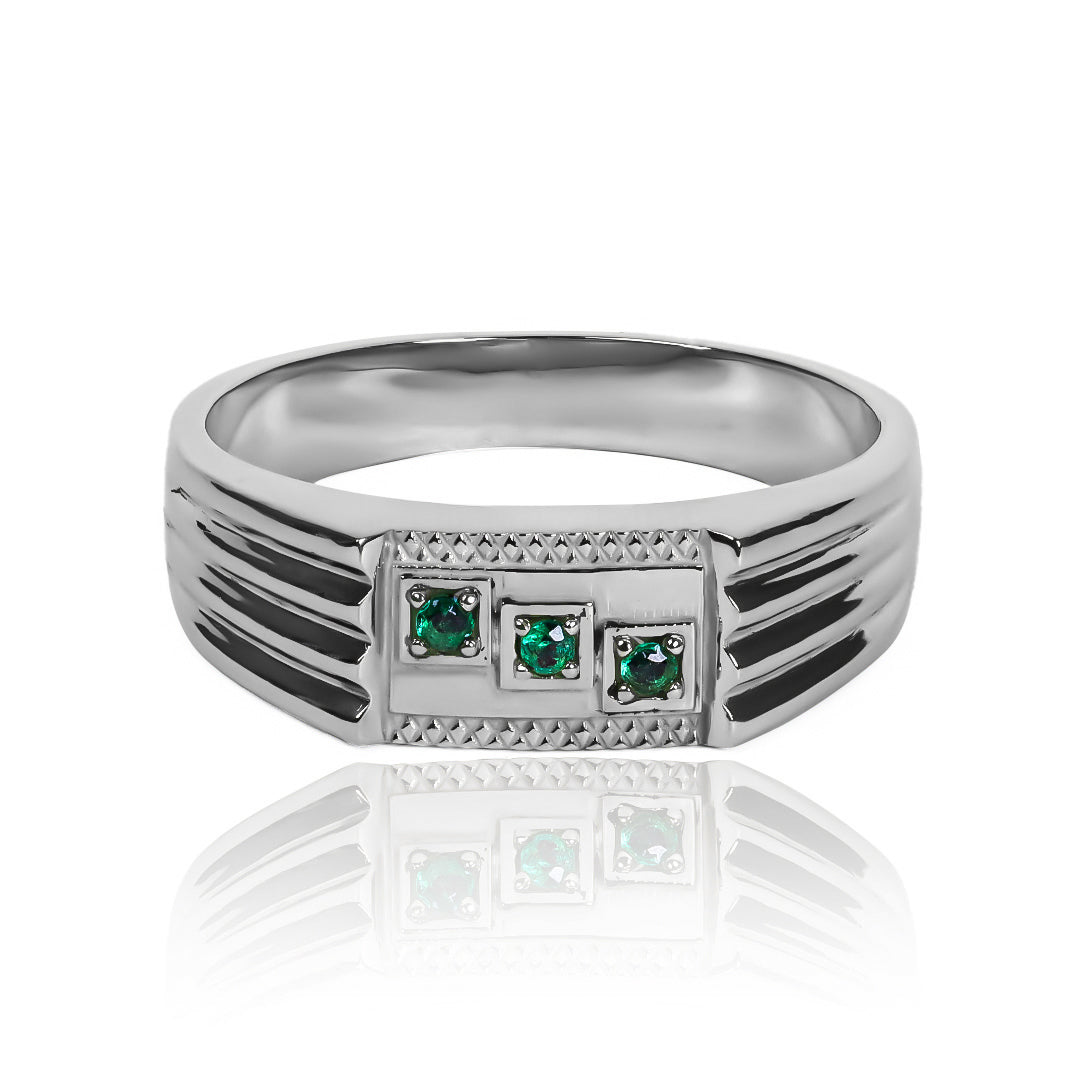 Anillo diagonal emerald de Joyería Caracas. Con su diseño único, realizado en oro 18k, y la garantía de por vida que ofrece.