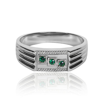 Anillo diagonal emerald de Joyería Caracas. Con su diseño único, realizado en oro 18k, y la garantía de por vida que ofrece.