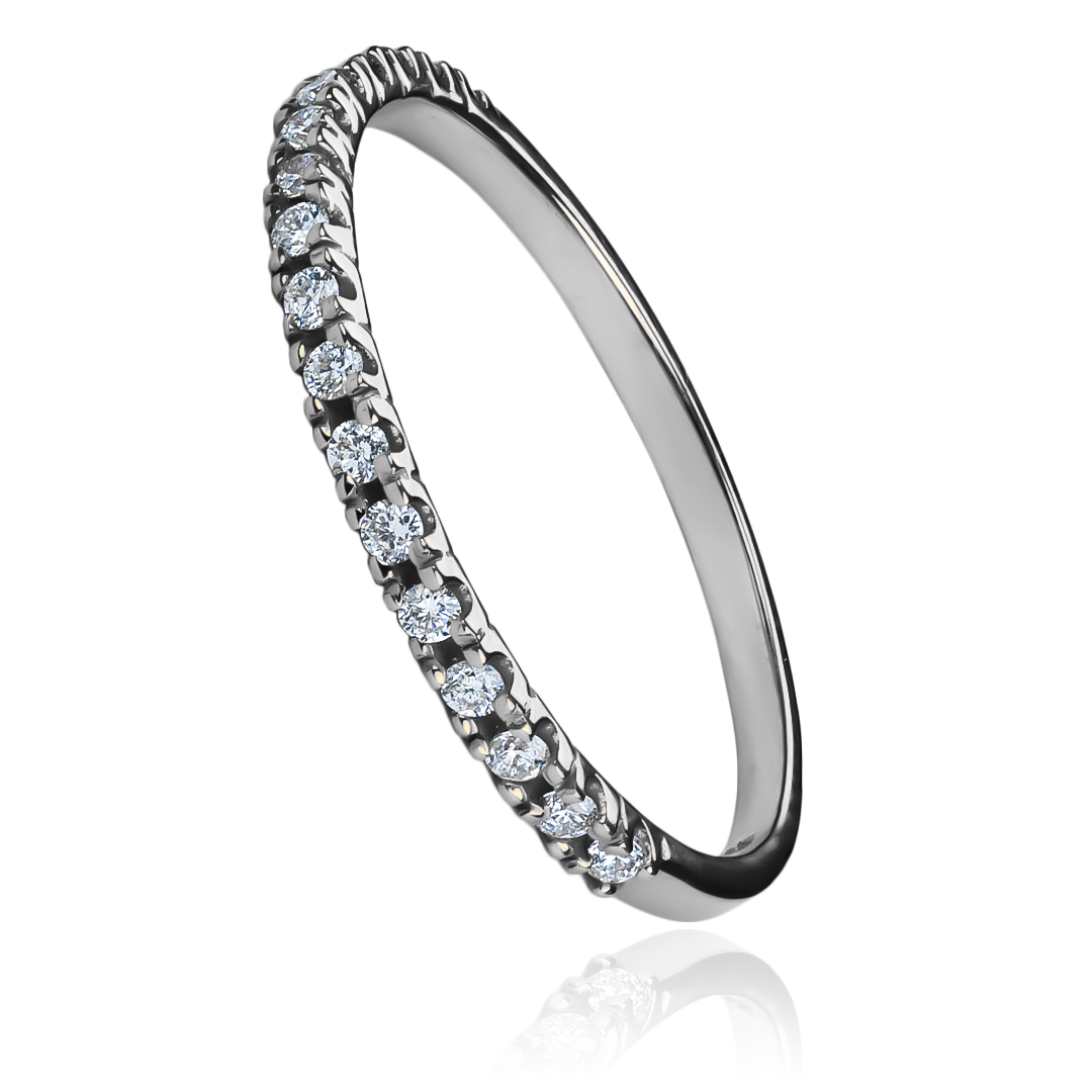 Anillo exquisito de Joyería Caracas está diseñado con un delicado y elegante acabado en oro 18k. Con 17 diamantes que simbolizan el amor eterno, este anillo es una verdadera joya para toda la vida.