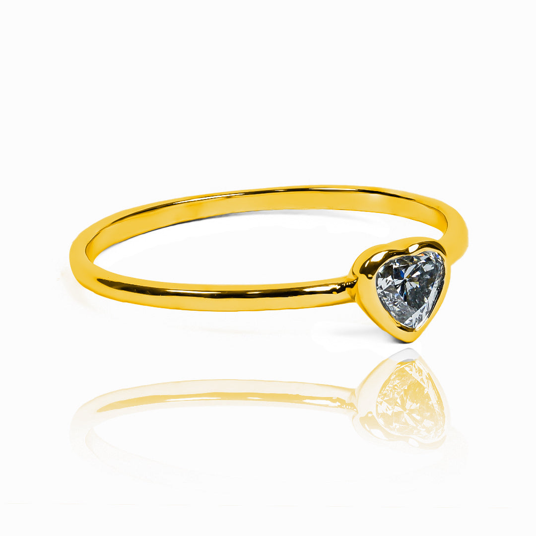Anillo de compromiso Diamond Heart. Fabricado en Joyería Caracas con oro de 18 quilates y certificado de calidad garantizado para una vida.