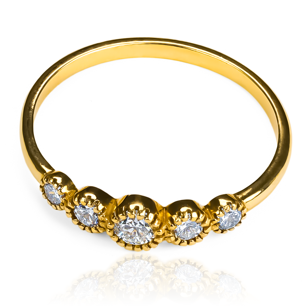 Anillo diamond five (diamantes) de Joyería Caracas es una verdadera obra de arte. Confeccionado en oro 18k, su diseño exclusivo y la calidad de sus diamantes lo convierten en una pieza única que durará toda la vida.