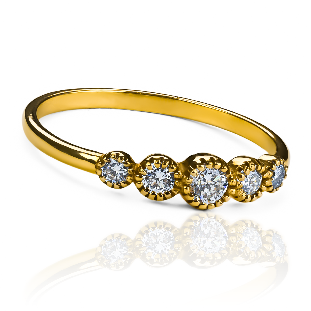 Anillo diamond five (diamantes) de Joyería Caracas es una verdadera obra de arte. Confeccionado en oro 18k, su diseño exclusivo y la calidad de sus diamantes lo convierten en una pieza única que durará toda la vida.