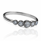 Anillo diamond five (diamantes) de Joyería Caracas es una verdadera obra de arte. Confeccionado en oro 18k, su diseño exclusivo y la calidad de sus diamantes lo convierten en una pieza única que durará toda la vida.
