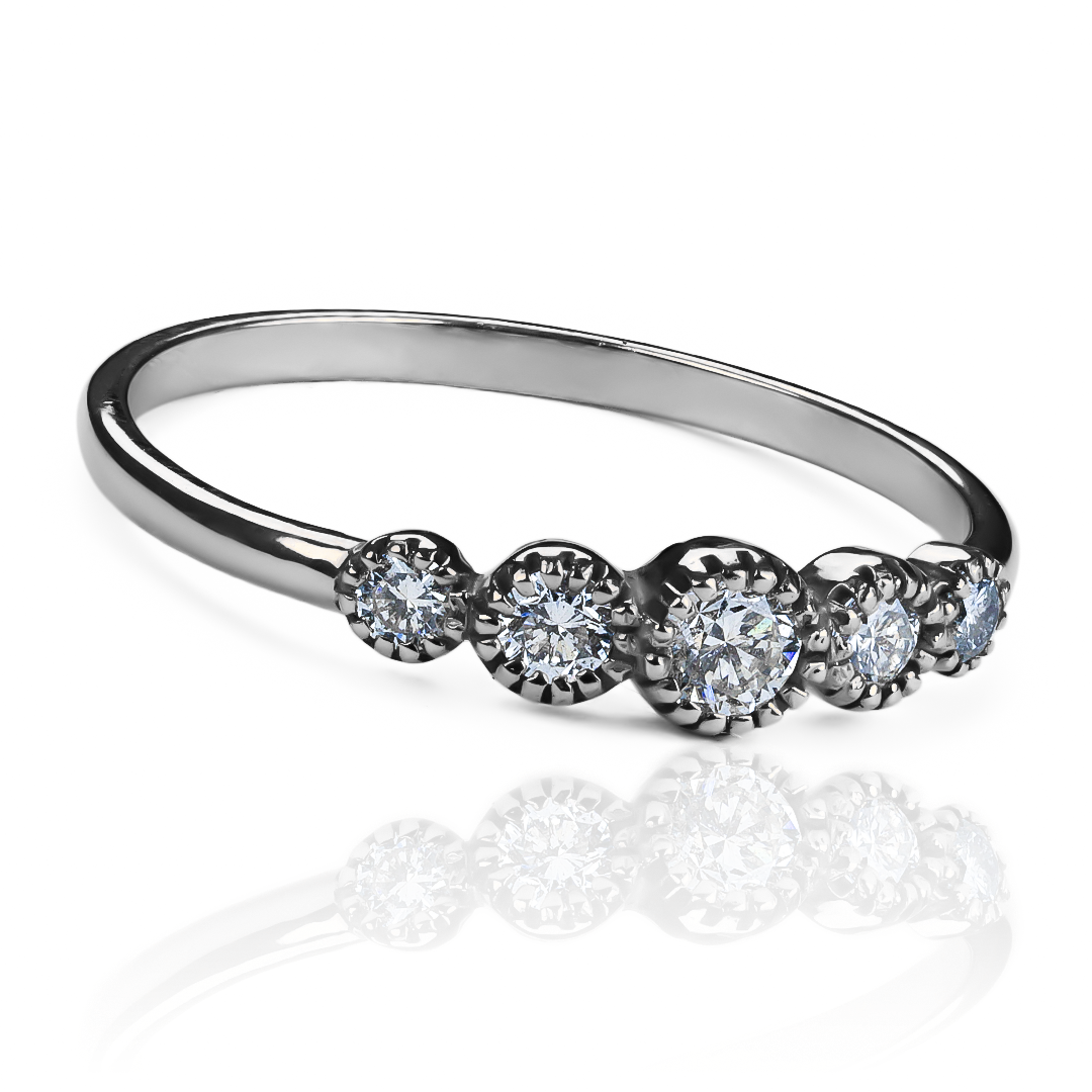 Anillo diamond five (diamantes) de Joyería Caracas es una verdadera obra de arte. Confeccionado en oro 18k, su diseño exclusivo y la calidad de sus diamantes lo convierten en una pieza única que durará toda la vida.