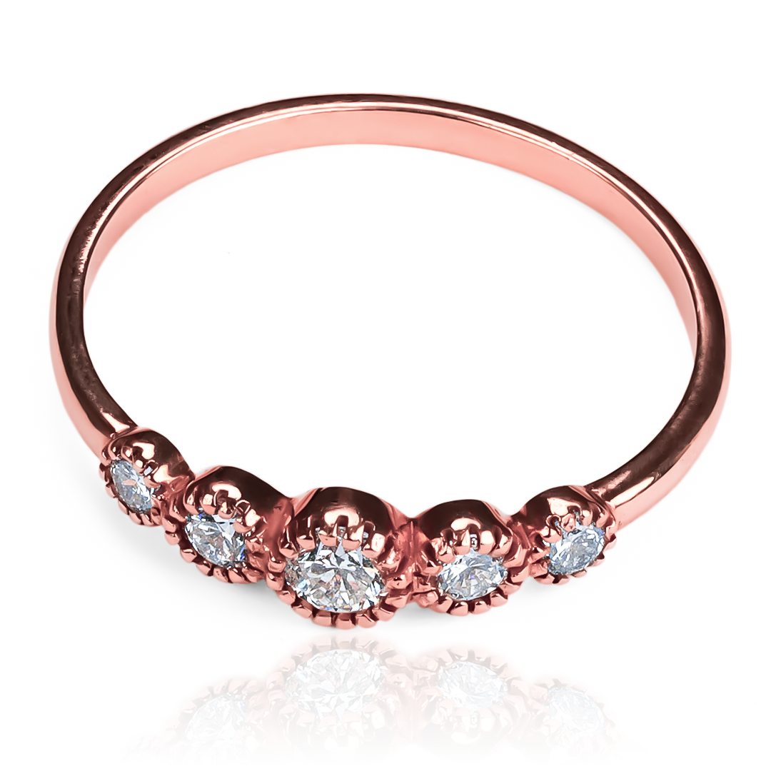 Anillo diamond five (diamantes) de Joyería Caracas es una verdadera obra de arte. Confeccionado en oro 18k, su diseño exclusivo y la calidad de sus diamantes lo convierten en una pieza única que durará toda la vida.