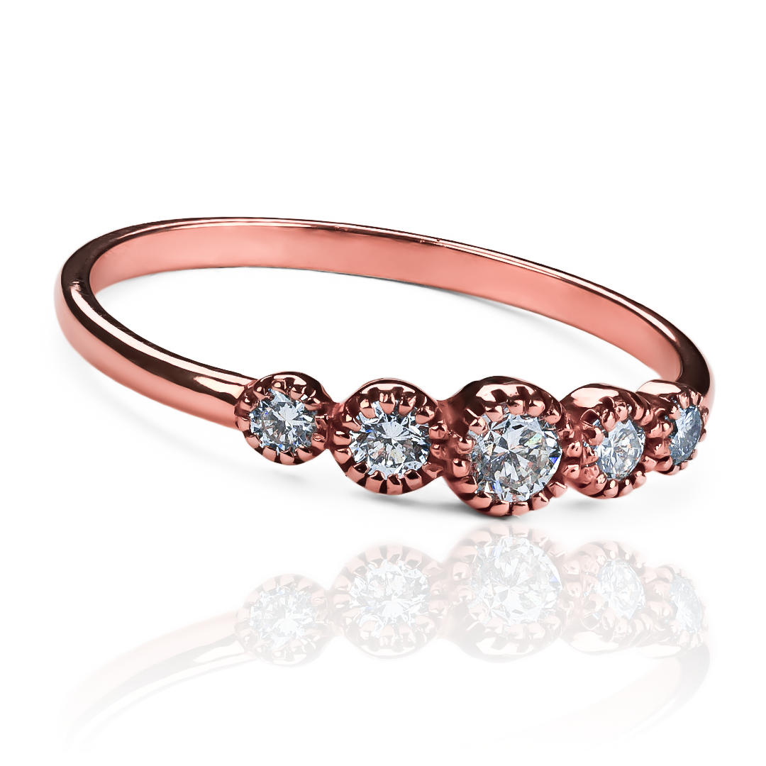 Anillo diamond five (diamantes) de Joyería Caracas es una verdadera obra de arte. Confeccionado en oro 18k, su diseño exclusivo y la calidad de sus diamantes lo convierten en una pieza única que durará toda la vida.