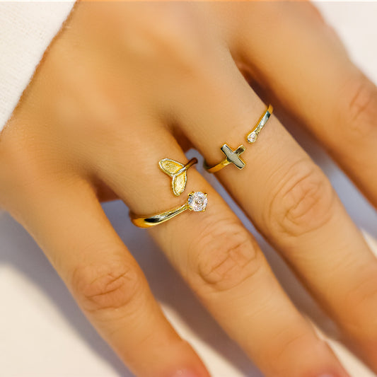 Mano de mujer con anillo en forma de delfín en oro amarillo de 18 quilates con cristal de color blanco, hecho en Joyería Caracas. 