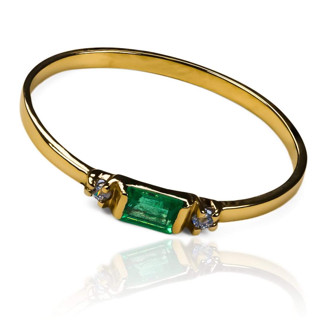  Anillo emerald channel es un lujo de Joyería Caracas con acabados en oro 18k, este anillo garantiza elegancia y durabilidad para toda la vida.