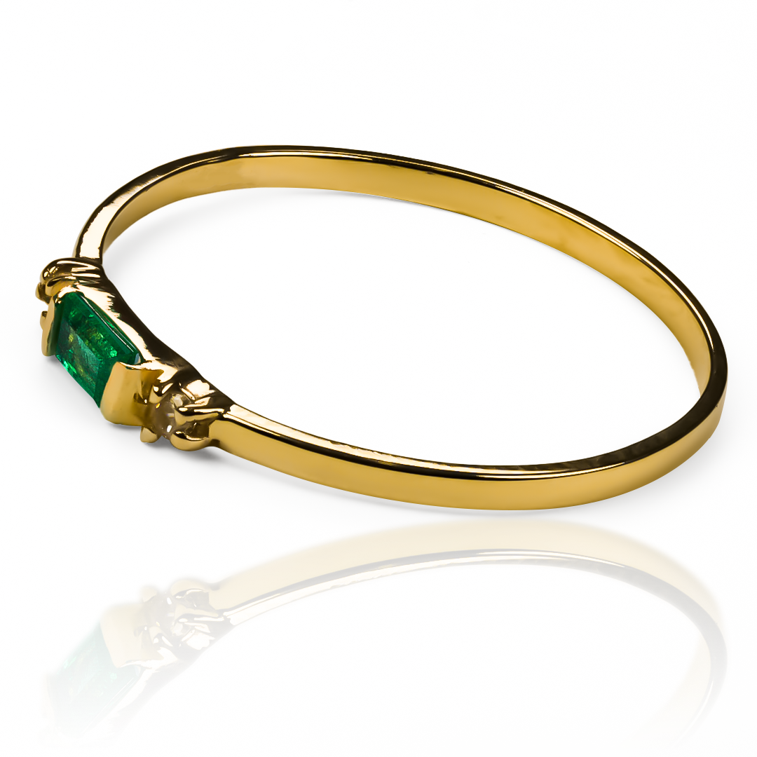  Anillo emerald channel es un lujo de Joyería Caracas con acabados en oro 18k, este anillo garantiza elegancia y durabilidad para toda la vida.