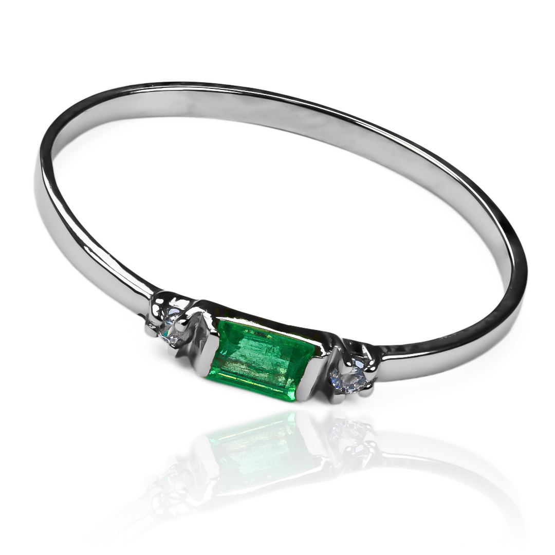  Anillo emerald channel es un lujo de Joyería Caracas con acabados en oro 18k, este anillo garantiza elegancia y durabilidad para toda la vida.