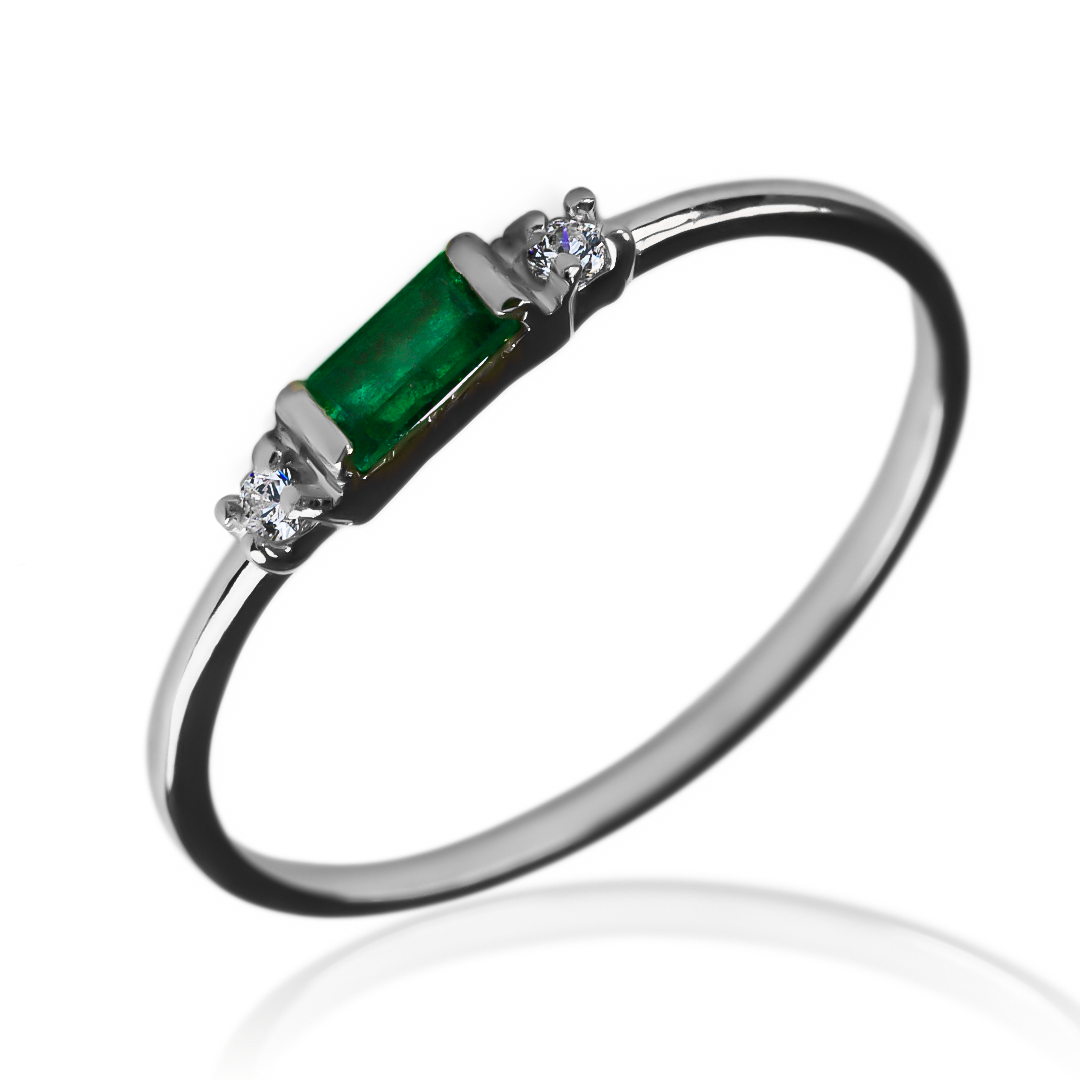  Anillo emerald channel es un lujo de Joyería Caracas con acabados en oro 18k, este anillo garantiza elegancia y durabilidad para toda la vida.