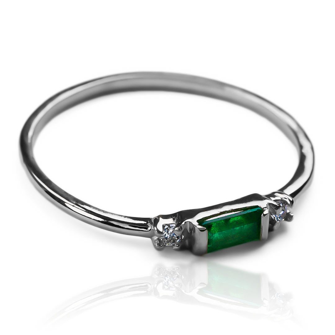  Anillo emerald channel es un lujo de Joyería Caracas con acabados en oro 18k, este anillo garantiza elegancia y durabilidad para toda la vida.