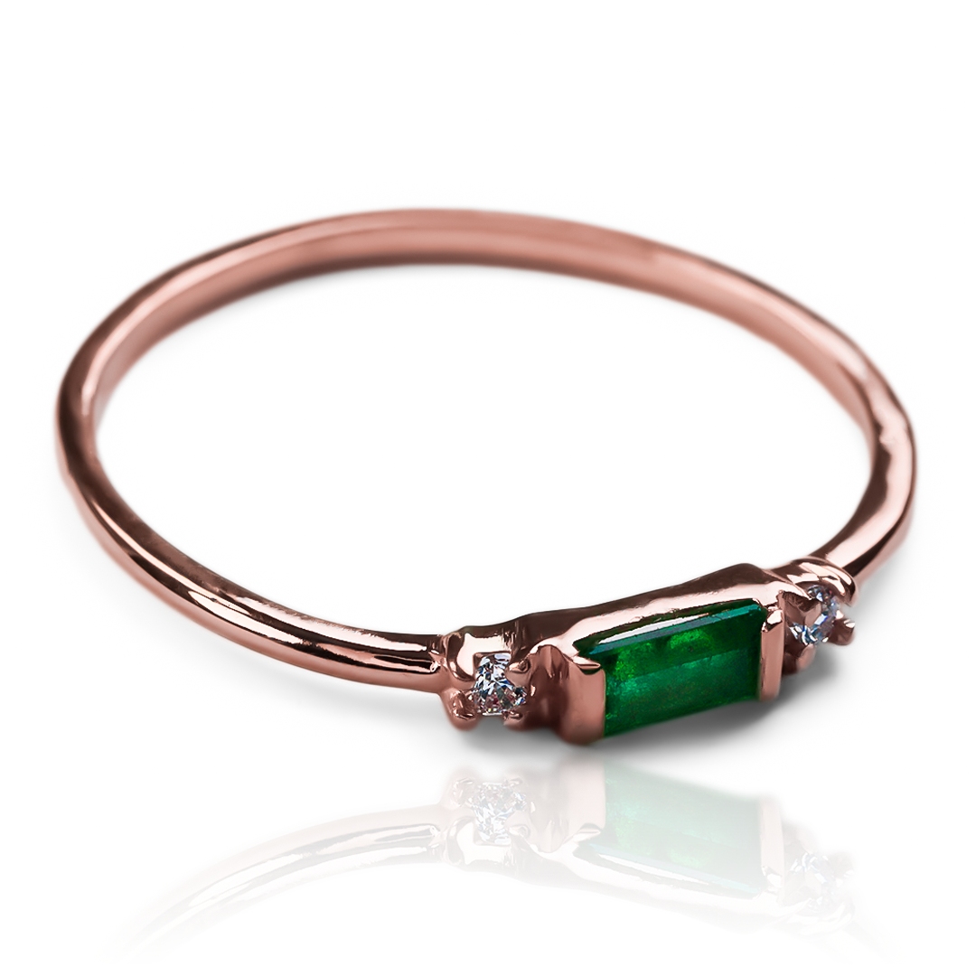  Anillo emerald channel es un lujo de Joyería Caracas con acabados en oro 18k, este anillo garantiza elegancia y durabilidad para toda la vida.