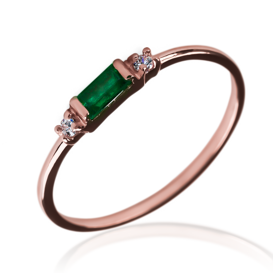  Anillo emerald channel es un lujo de Joyería Caracas con acabados en oro 18k, este anillo garantiza elegancia y durabilidad para toda la vida.