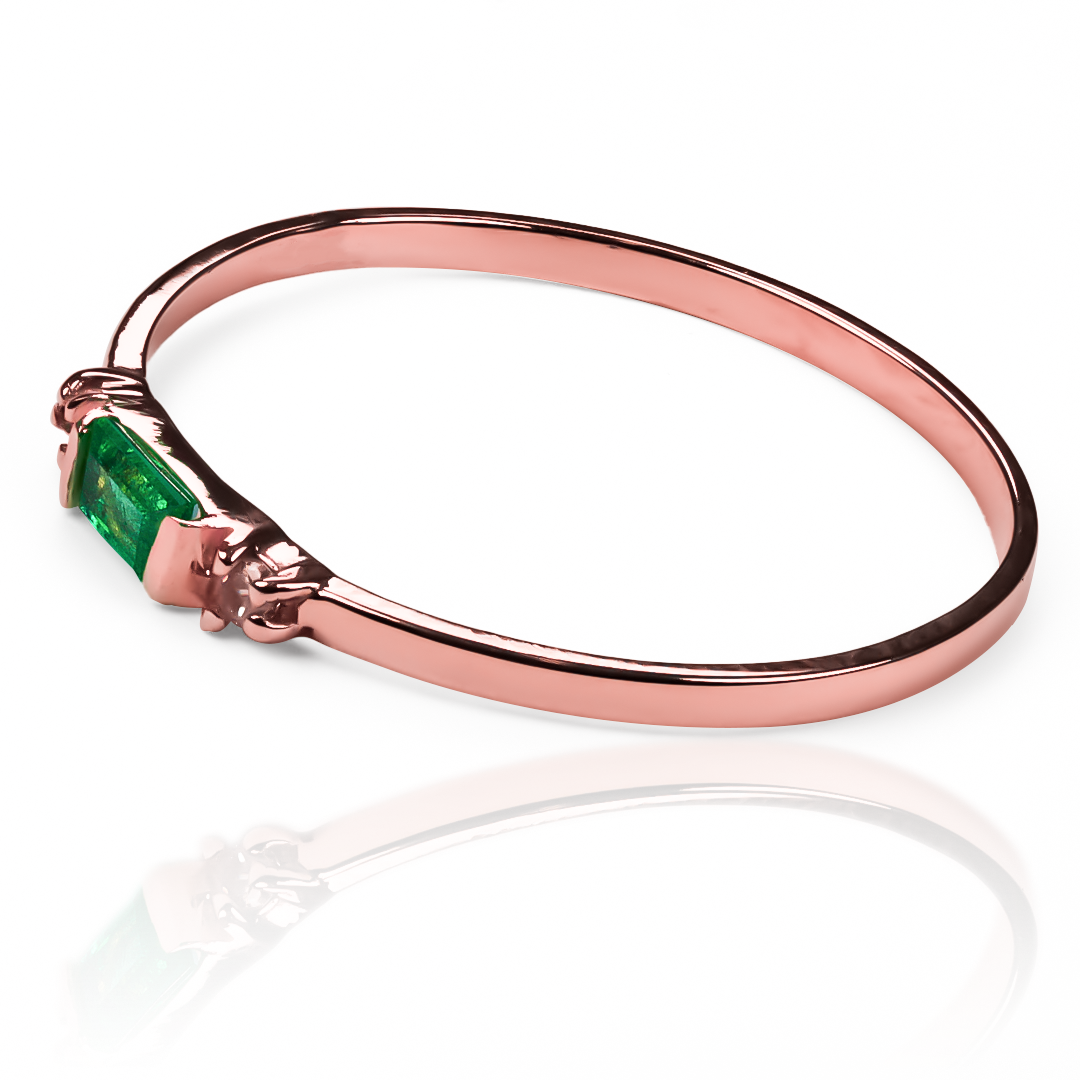  Anillo emerald channel es un lujo de Joyería Caracas con acabados en oro 18k, este anillo garantiza elegancia y durabilidad para toda la vida.
