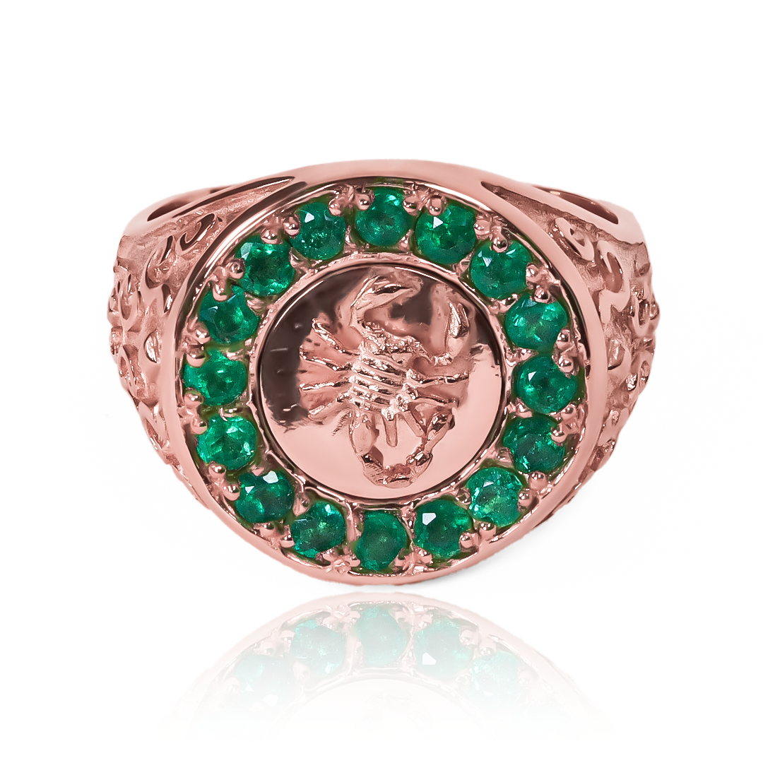 Anillo Emerald Scorpion de Joyería Caracas. Hecho de oro 18k, este anillo es una verdadera joya que aportará un toque de sofisticación a su look. Además, contará con una garantía de por vida.