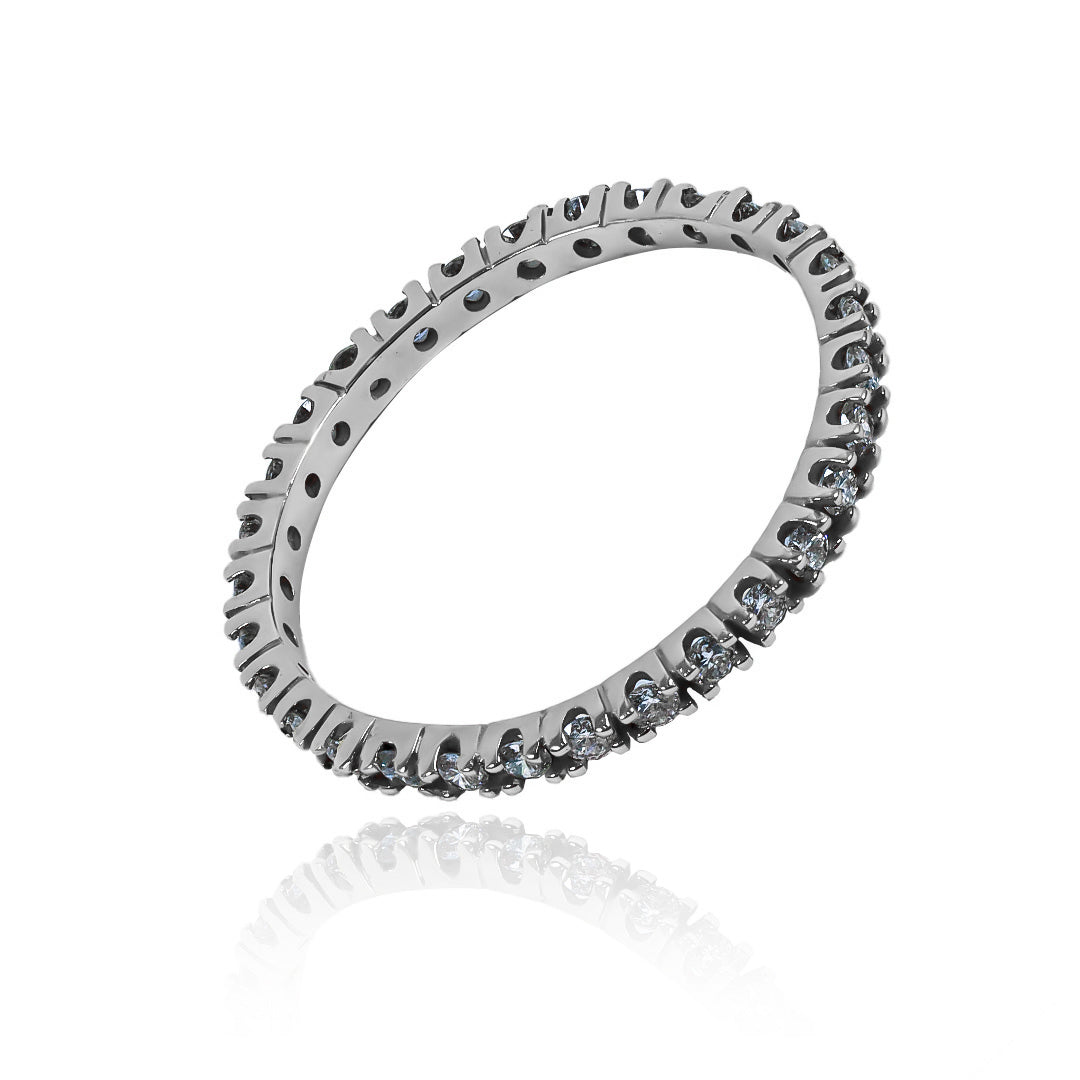 Anillo endless de Joyería Caracas, hecho de oro 18k, es una verdadera joya de lujo con diamantes incrustados. Con una garantía para toda la vida.