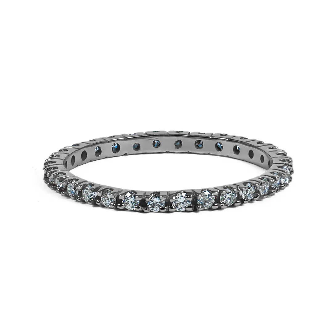 Anillo endless de Joyería Caracas, hecho de oro 18k, es una verdadera joya de lujo con diamantes incrustados. Con una garantía para toda la vida.