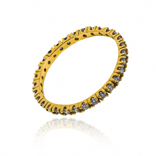 Anillo endless de Joyería Caracas, hecho de oro 18k, es una verdadera joya de lujo con diamantes incrustados. Con una garantía para toda la vida.