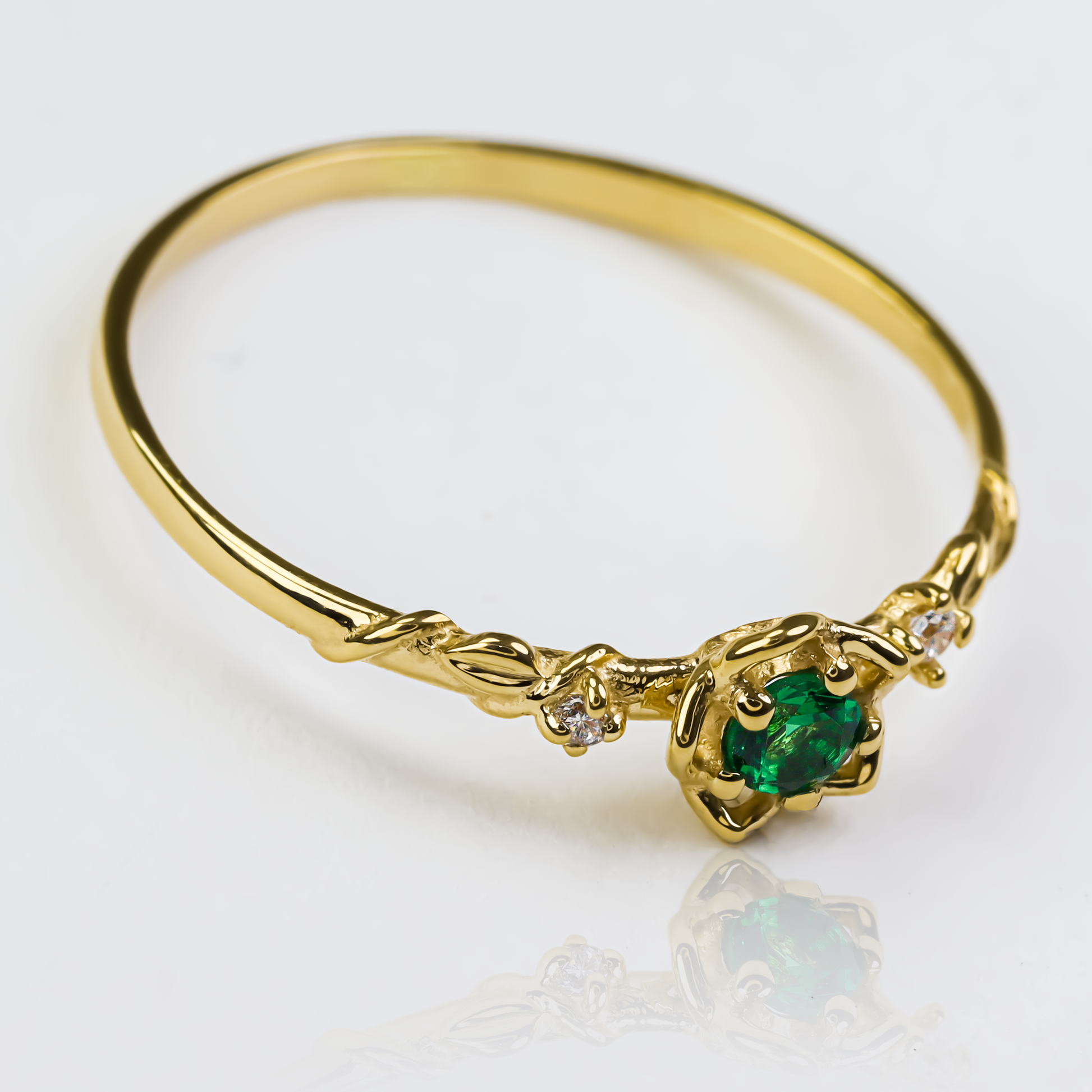 Anillo Espinas y Rosas S J, fabricado en oro 18k por Joyería Caracas, cuenta con certificado de calidad y garantía de por vida.
