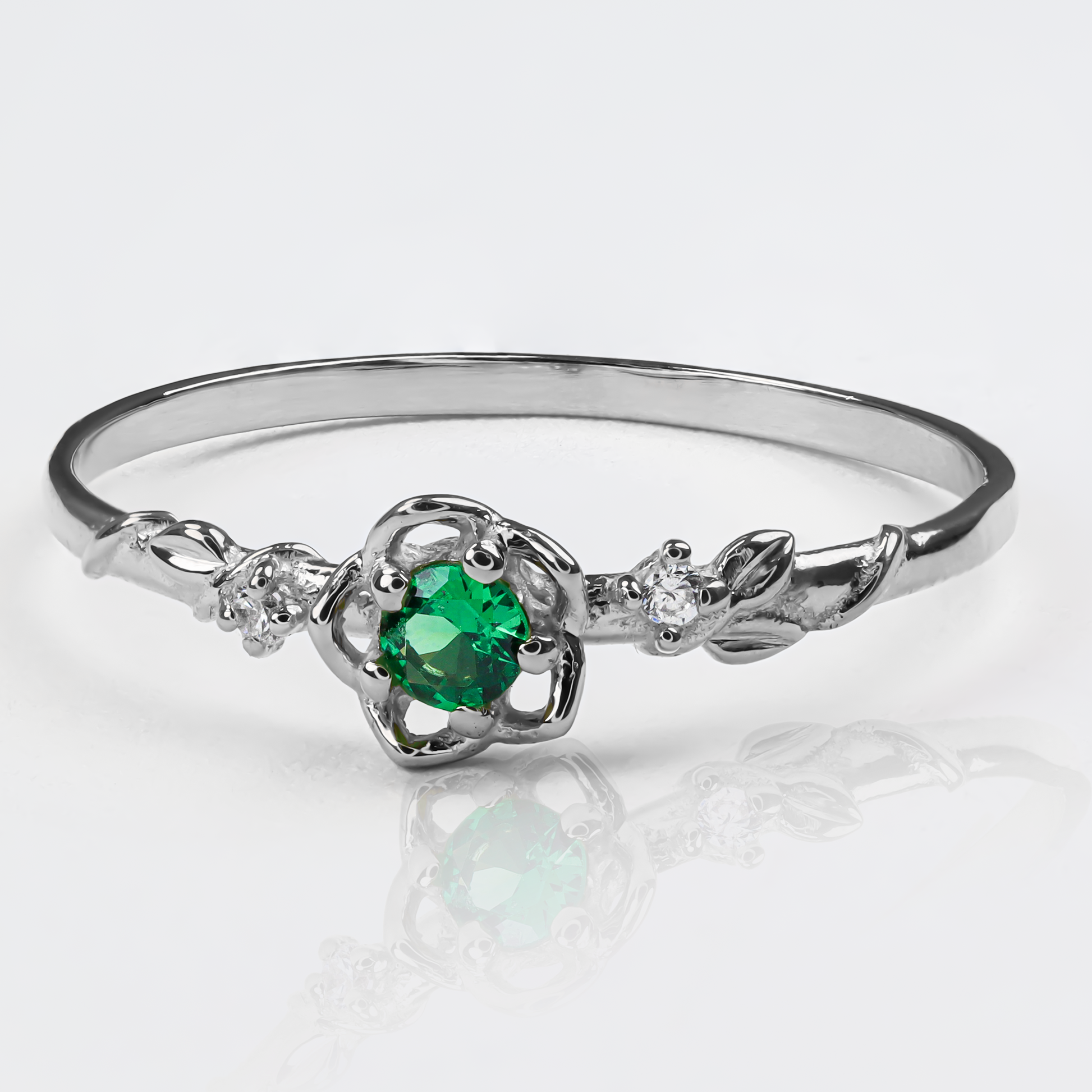 Anillo Espinas y Rosas S J, fabricado en oro 18k por Joyería Caracas, cuenta con certificado de calidad y garantía de por vida.