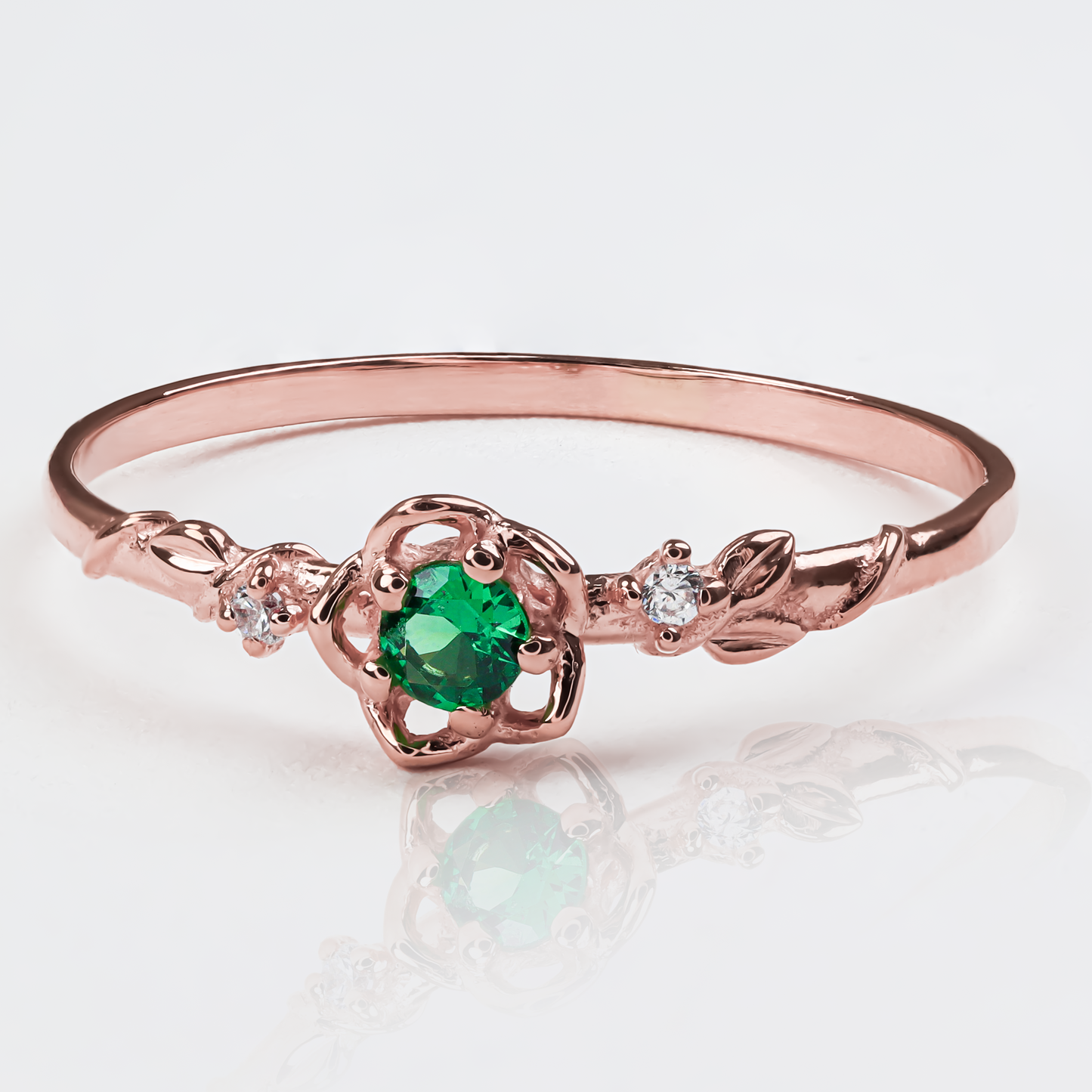 Anillo Espinas y Rosas S J, fabricado en oro 18k por Joyería Caracas, cuenta con certificado de calidad y garantía de por vida.