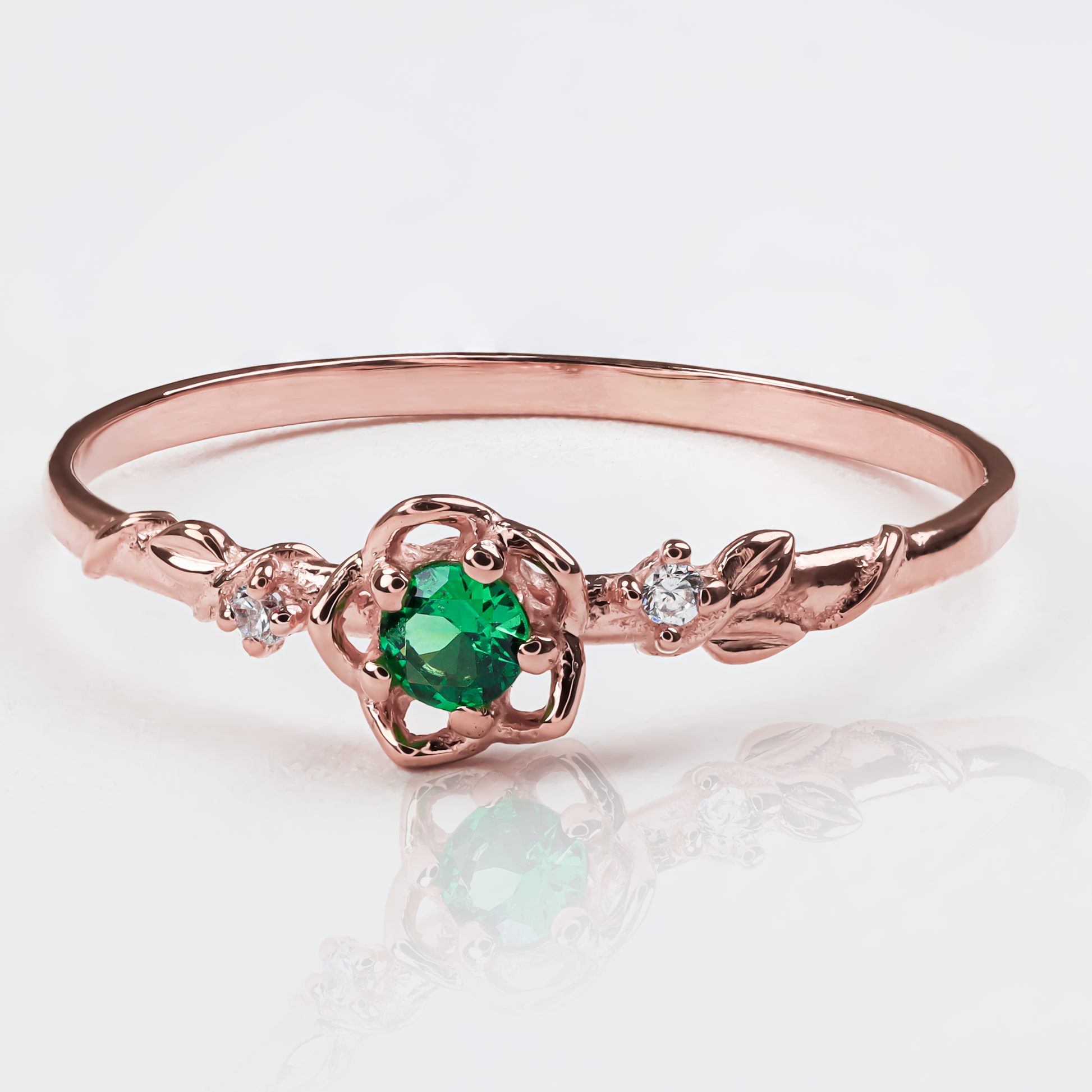 Anillo Espinas y Rosas S J, fabricado en oro 18k por Joyería Caracas, cuenta con certificado de calidad y garantía de por vida.