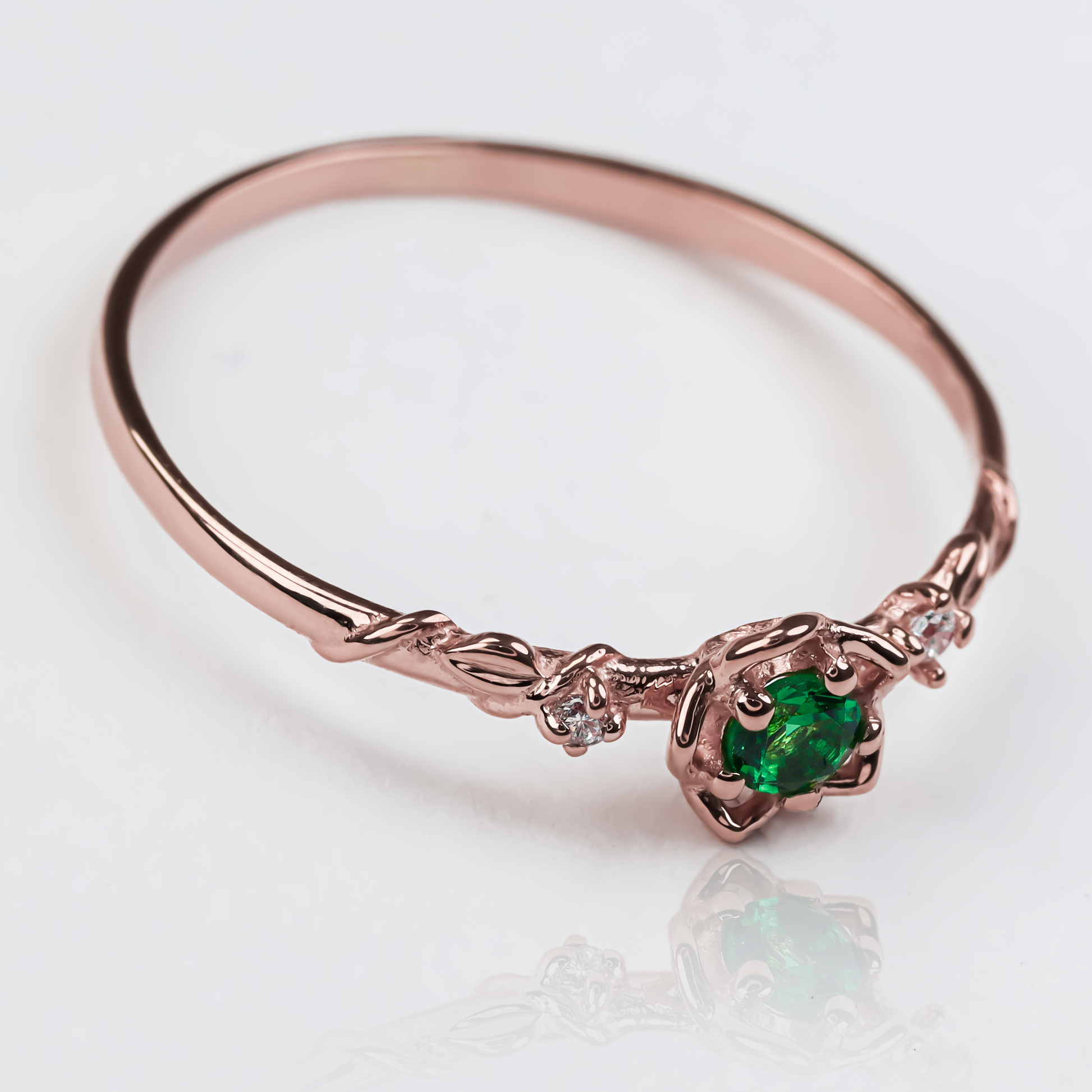 Anillo Espinas y Rosas S J, fabricado en oro 18k por Joyería Caracas, cuenta con certificado de calidad y garantía de por vida.