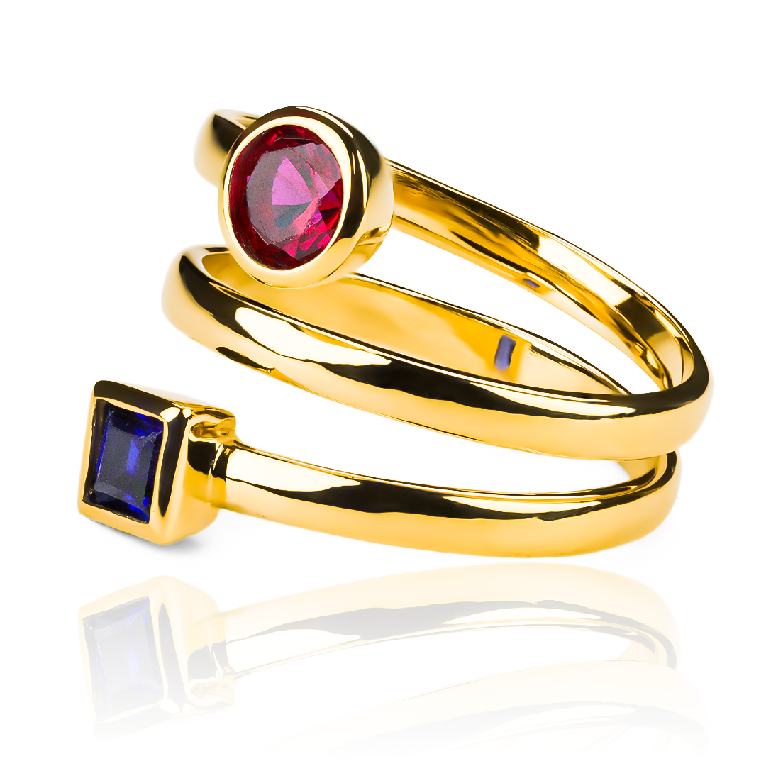 Anillo espiral JC L de Joyería Caracas. Hecho con oro 18k, este anillo es una obra de arte que refleja tu estilo exclusivo. Ofrecemos garantía de por vida.