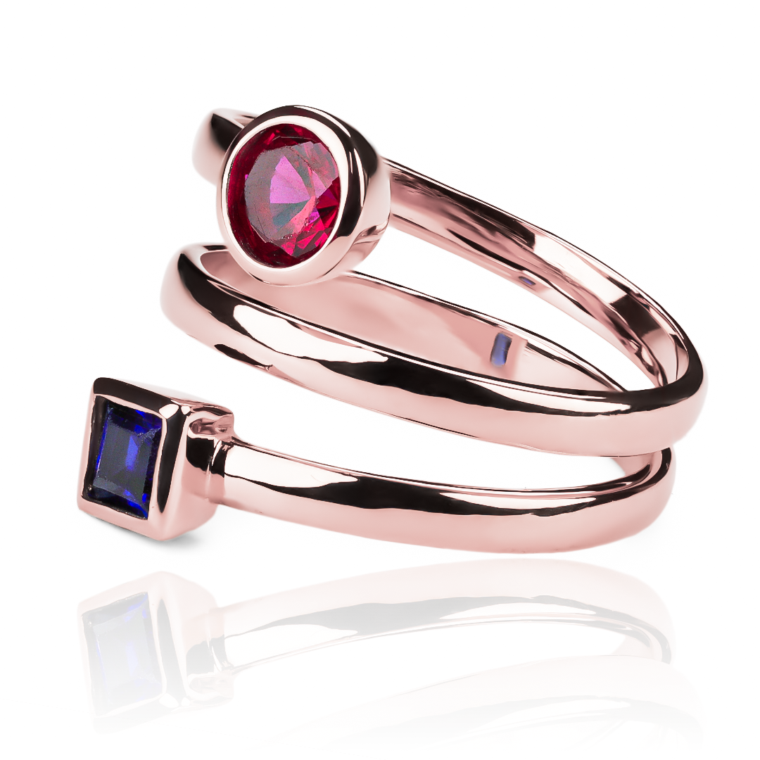 Anillo espiral JC L de Joyería Caracas. Hecho con oro 18k, este anillo es una obra de arte que refleja tu estilo exclusivo. Ofrecemos garantía de por vida.