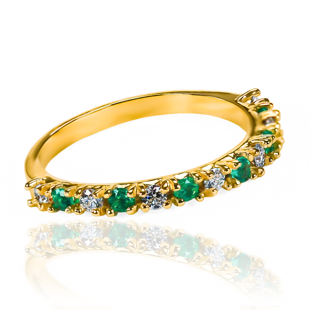 Anillo de fiesta de esmeraldas y diamantes. Hecho con Joyería Caracas y oro 18k de la más alta calidad, este impresionante anillo es una garantía para toda la vida.